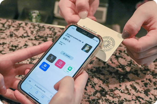 カスタムデザインカードをスマートフォンにかざす利用シーン